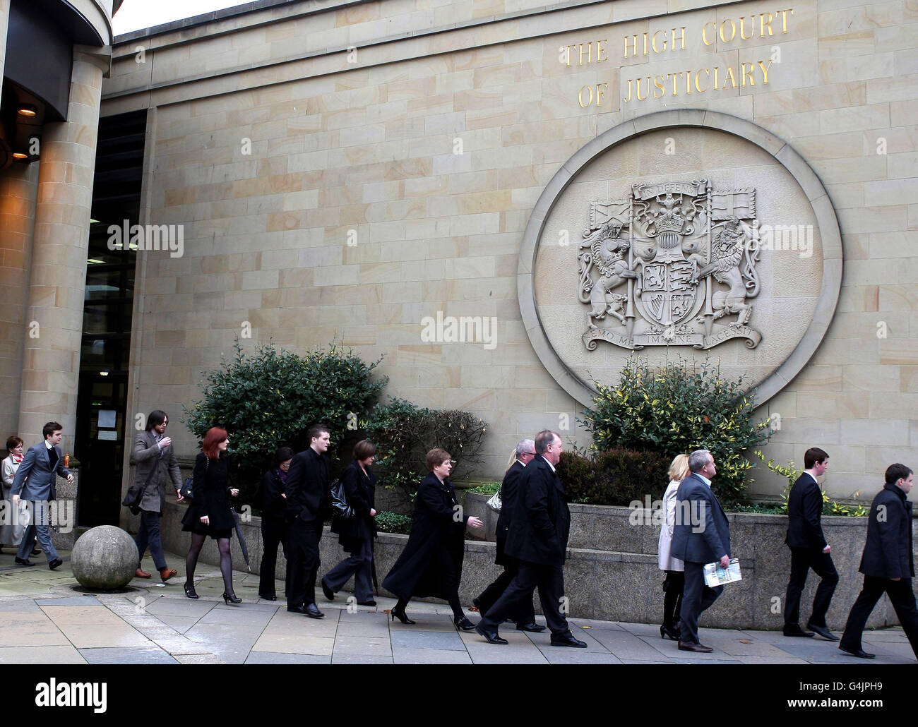 EDS-HINWEIS: NAMEN UND BEZIEHUNGEN NICHT ANGEGEBEN: Familie und Freunde verlassen das High Court in Glasgow nach dem Prozess wegen des Mordes an Reamonn Gormley. Stockfoto