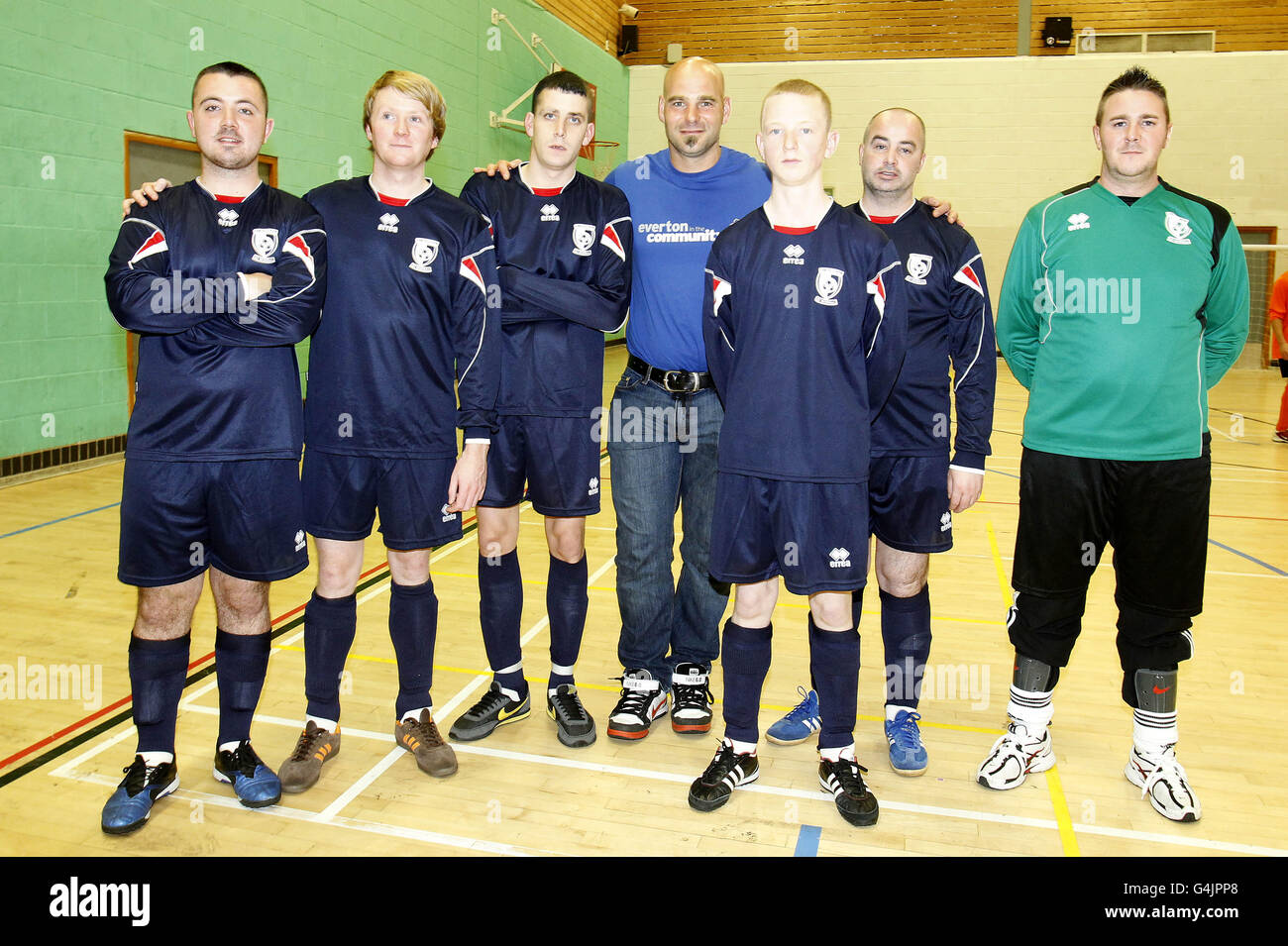 Everton Torwart Marcus Hahnemann posiert mit Teams während des Everton in the Community und World Health Day an der Greenbank Sports Academy, Liverpool Stockfoto