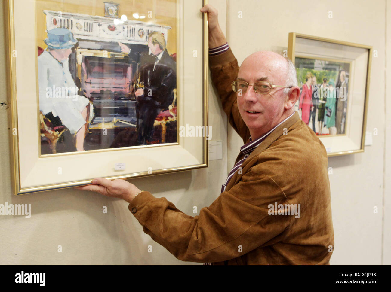 Der Künstler Michael Hanrahan aus der Grafschaft Clare mit seinen Gemälden vom königlichen Besuch in Irland in Whytes Auktionsräumen im RDS in Dublin. Stockfoto