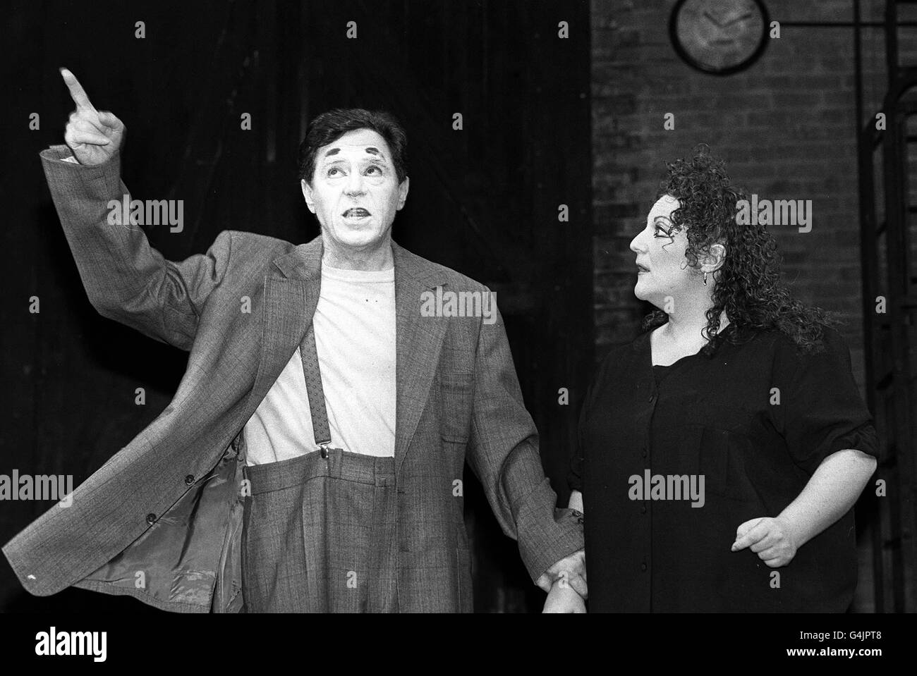 Anthony Newley probt eine Szene mit Wendy Schoemann am Lyric Theatre, Shaftsbury Avenue, London. 15/4/99: Der Schauspieler, Dramatiker, Autor, Komponist, Texter und Sänger Anthony Newley ist nach einem langen Kampf mit Krebs gestorben * der 67-jährige ehemalige Ehemann von Joan Collins starb in seinem Haus in Jensen Beach, Florida, sagte sein enger Freund Herbert Kretzmer. Stockfoto