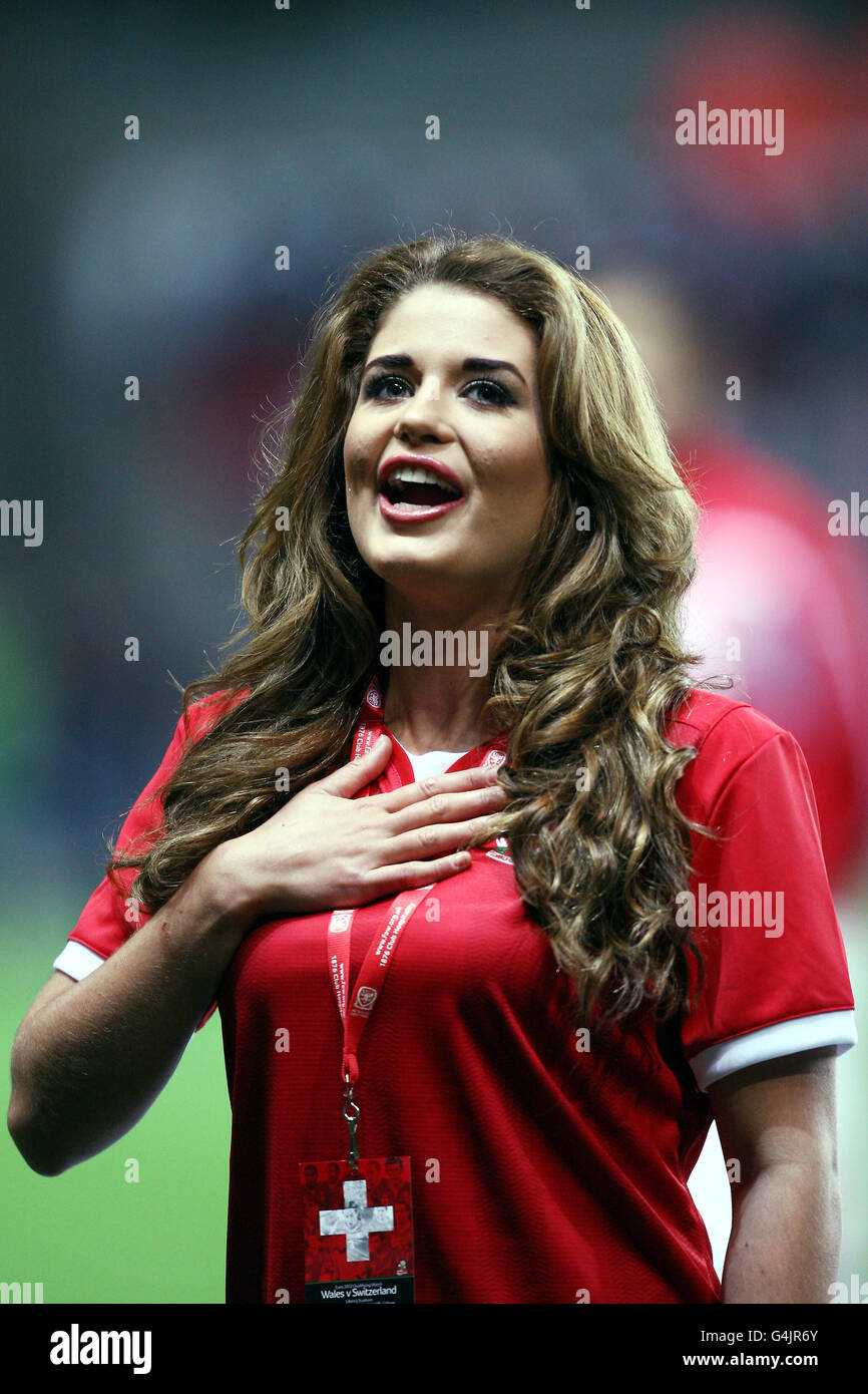 Courteney Hamilton, ehemalige Miss Wales und Miss World-Teilnehmerin, singt die Hymne, bevor Wales während des EM 2012 Qualifying-Spiels im Liberty Stadium in Swansea die Schweiz trifft. Stockfoto