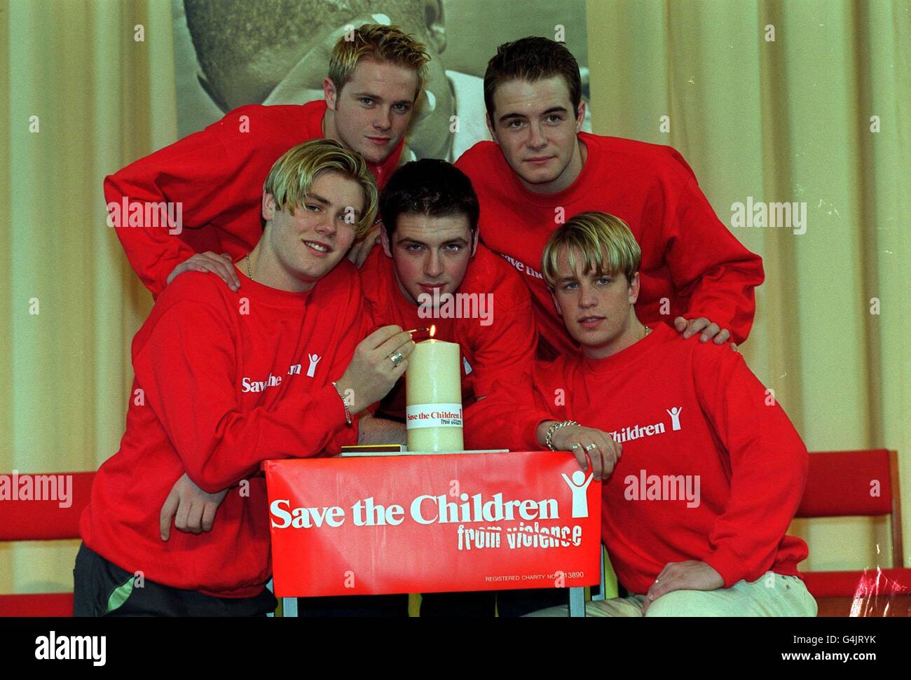 (L-R hintere Reihe) Nicky Byrne und Shane Filan, (erste Reihe) Bryan McFadden, Mark Feehily und Kian Egan von der Jungen-Band Westlife, die Streatham Hill und die Clapham High School in Südlondon besuchten, um die Kampagne Save the Children zu starten, um die Auswirkungen des weltweiten Konflikts auf Kinder hervorzuheben. Stockfoto