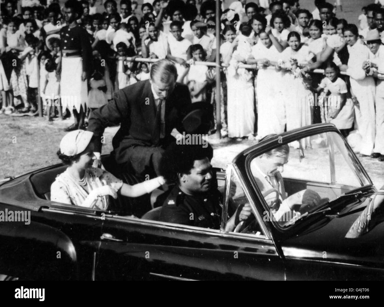 Die Königin und der Herzog von Edinburgh fahren an einer Menschenmenge von Fidschianern vorbei, als sie ein Sporttreffen in Lautoka verließen. Stockfoto
