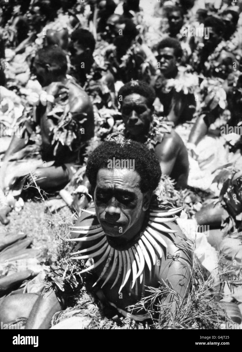 **Eingescannte Low-Res aus Kontakt** Eingeborene Fidschi bei einem Willkommenstreffen für Königin Elizabeth II. Im Albert Park, Suva, während ihres Besuches in Fidschi als Teil einer Commonwealth Tour Stockfoto