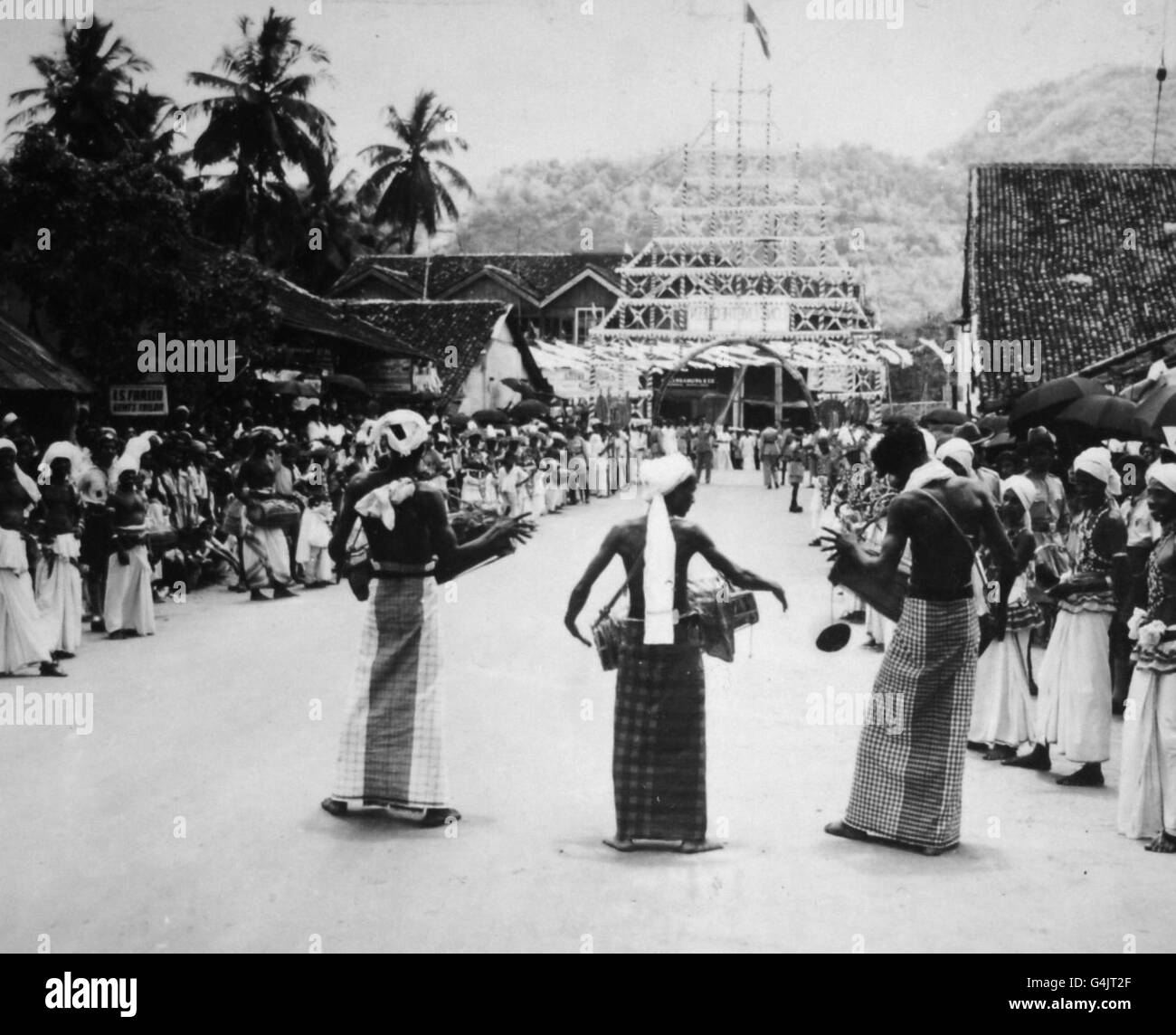 **gescannt von Kontakt low-res** Sri Lankans spielen Trommeln, warten auf die Ankunft von Königin Elizabeth II während ihres Besuchs in Kandy, Sri Lanka. Stockfoto