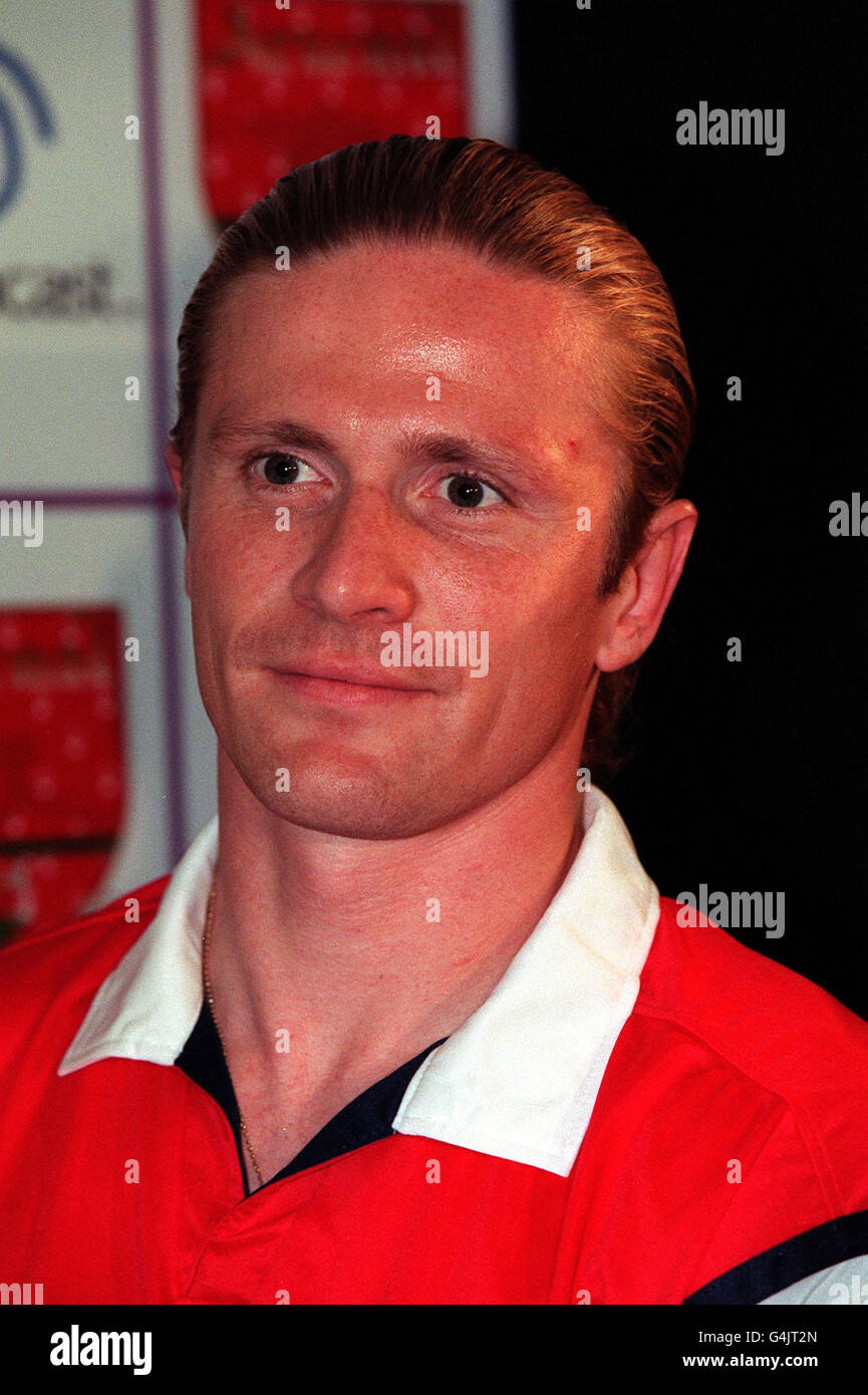 Emmanuel Petit von Arsenal, nachdem bekannt gegeben wurde, dass Arsenal einen 3-jährigen Sponsorenvertrag mit dem Computercompnay Sega Europe unterzeichnet hat. 28/7/00: Overmars und Petit wurden nach Barcelona verkauft (für eine kombinierte Gebühr von über 30 Millionen). Der neue Deal, der das Ende der 18-jährigen Zusammenarbeit von Gunners mit dem Elektronikunternehmen JVC markiert. 25/06/01 Barcelona Fußballspieler Emmanuel Petit. Chelsea hat die Unterzeichnung des mit 6 Millionen Euro bewerteten Emmanuel Petit aus Barcelona bestätigt. *26/06/2001: Chelsea hat heute, Dienstag, den 26. Juni 2001, eine Pressekonferenz einberufen, nachdem Petit bestätigt hatte, dass er sich auf dem Weg von Barcelona zum Club befindet. Stockfoto