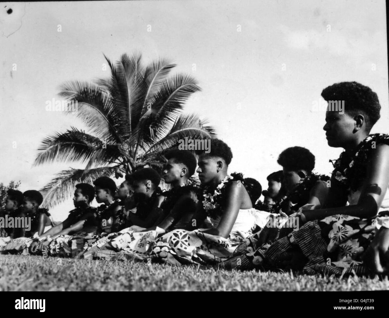 Die Fidschi-Ureinwohner bei einem Willkommenstreffen für Königin Elizabeth II. Im Albert Park, Suva, während ihres Besuches in Fidschi im Rahmen einer Commonwealth-Tour Stockfoto