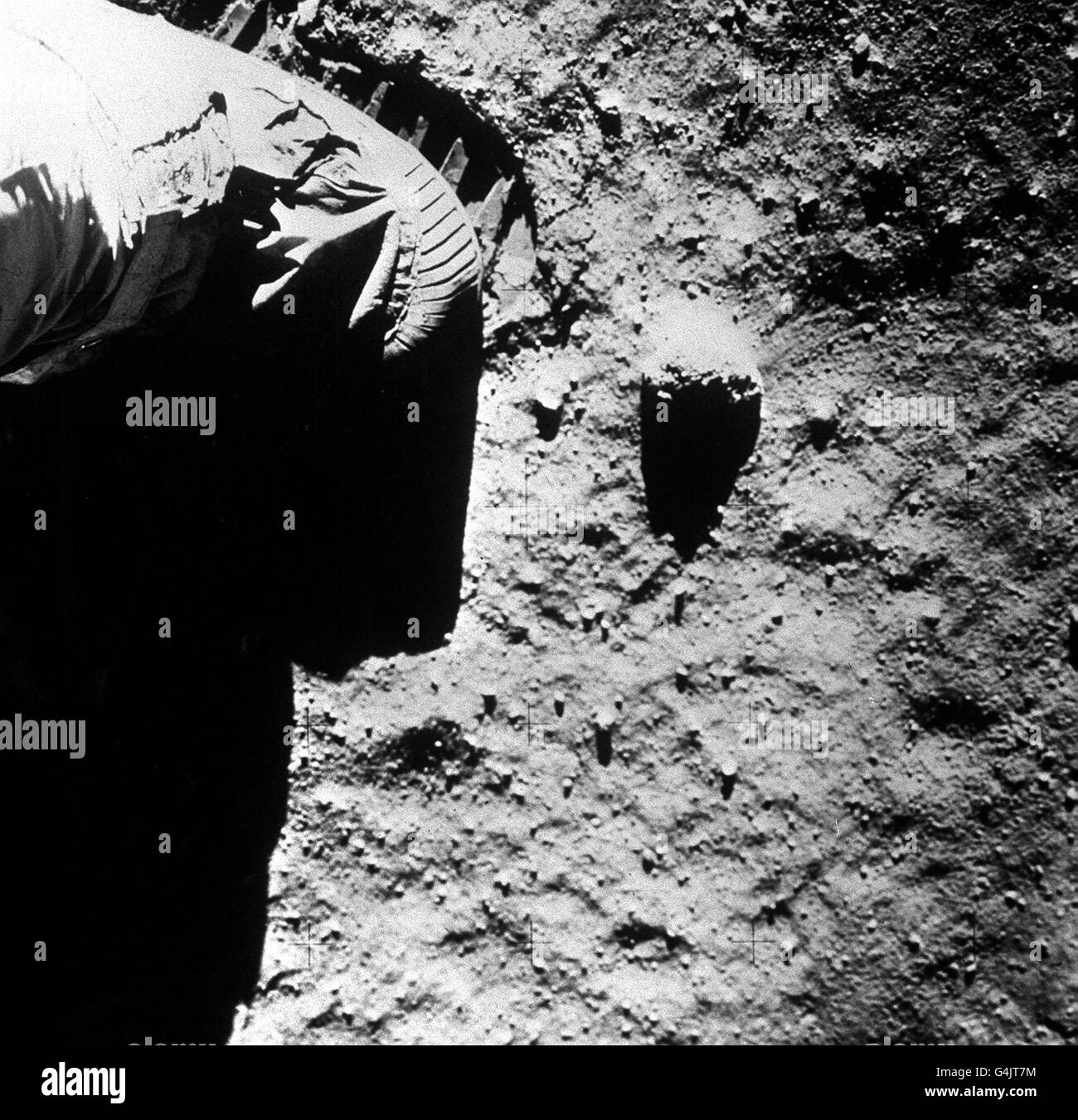 PA NEWS PHOTO 20/7/69 EINE BIBLIOTHEKSDATEI BILD VON ASTRONAUT EDWIN ALDRIN SETZT DAS PAKET SEISMISCHER EXPERIMENTE AN DER OBERFLÄCHE EIN DES MONDES AUF DEM FLUG APOLLO 11 ZUM MOND Stockfoto