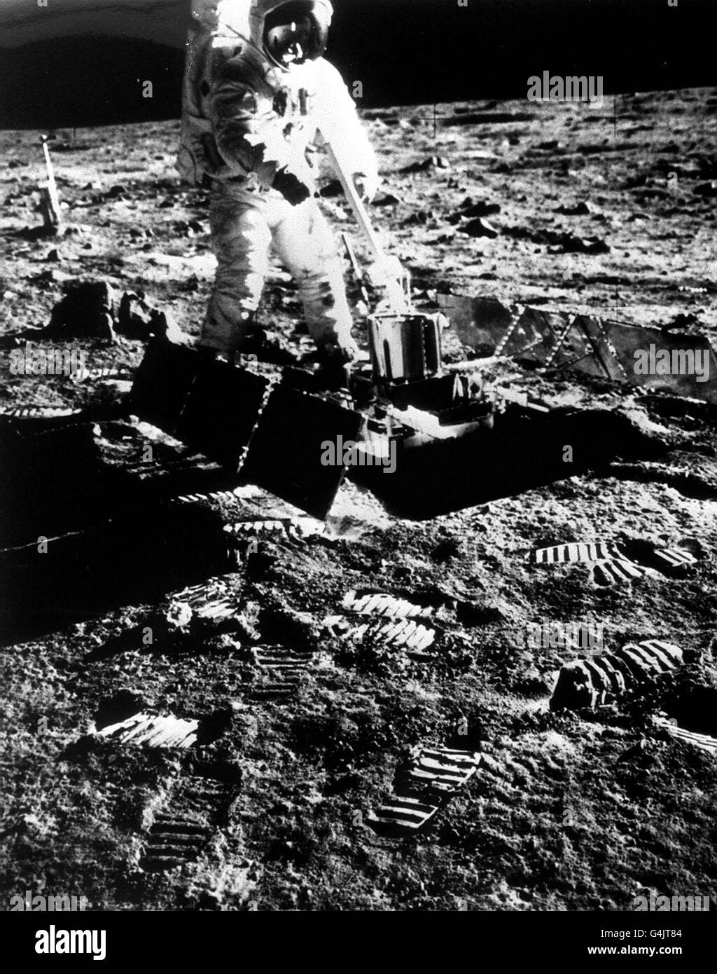 PA NEWS PHOTO 20/7/69 EINE BIBLIOTHEKSDATEI BILD VON ASTRONAUT EDWIN ALDRIN SETZT DAS PAKET SEISMISCHER EXPERIMENTE AN DER OBERFLÄCHE EIN DES MONDES AUF DEM FLUG APOLLO 11 ZUM MOND Stockfoto