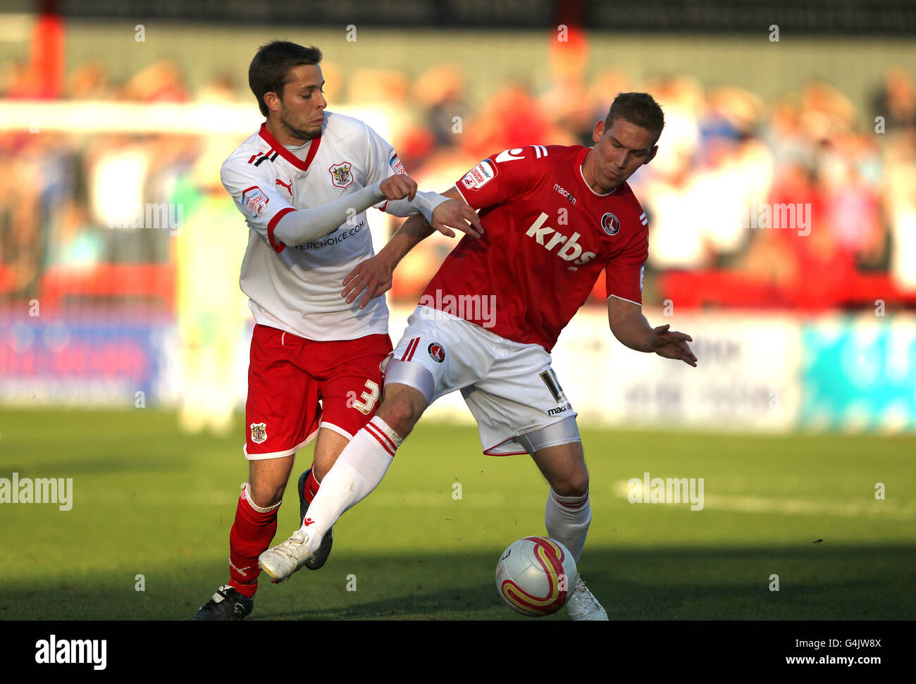 Charlton's Scott Wagstaff und Stevenage's Scott Laird kämpfen im Spiel npower Football League One im Lamex Stadium, Stevenage, um den Ball. Stockfoto