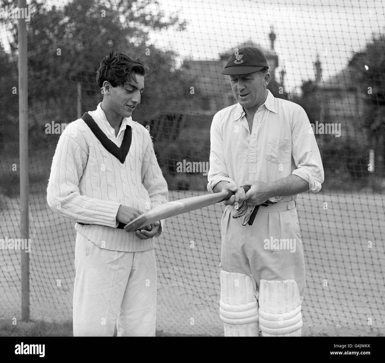 Für den 16-jährigen Nawab von Pataudi (Mansur Ali Khan) im Bild links, der mit dem ehemaligen Sussex-Schläger George Cox über die Vorzüge eines Cricket-Schlägers diskutiert, ist eine brillante Cricket-Zukunft vorgesehen. Pataudi, der bereits für die Sussex Second Eleven auftritt, ist ein Schuljunge am Winchester College. Er ist der Sohn des berühmten Cricketers Nawab von Pataudi (Oxford University, Worcestershire und Indien), der den Rekord-Einzelstand im University-Spiel erzielte, als er 238 gegen Cambridge mit 1931:00 nicht für Oxford ausging. Stockfoto