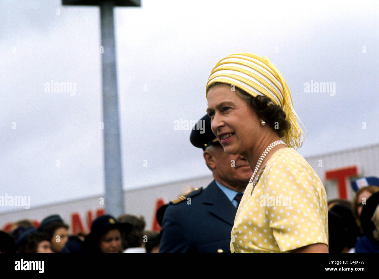 Queen Elizabeth II bei der Ankunft am Flughafen Brisbane während der Silver Jubilee Tour durch Australien. Stockfoto