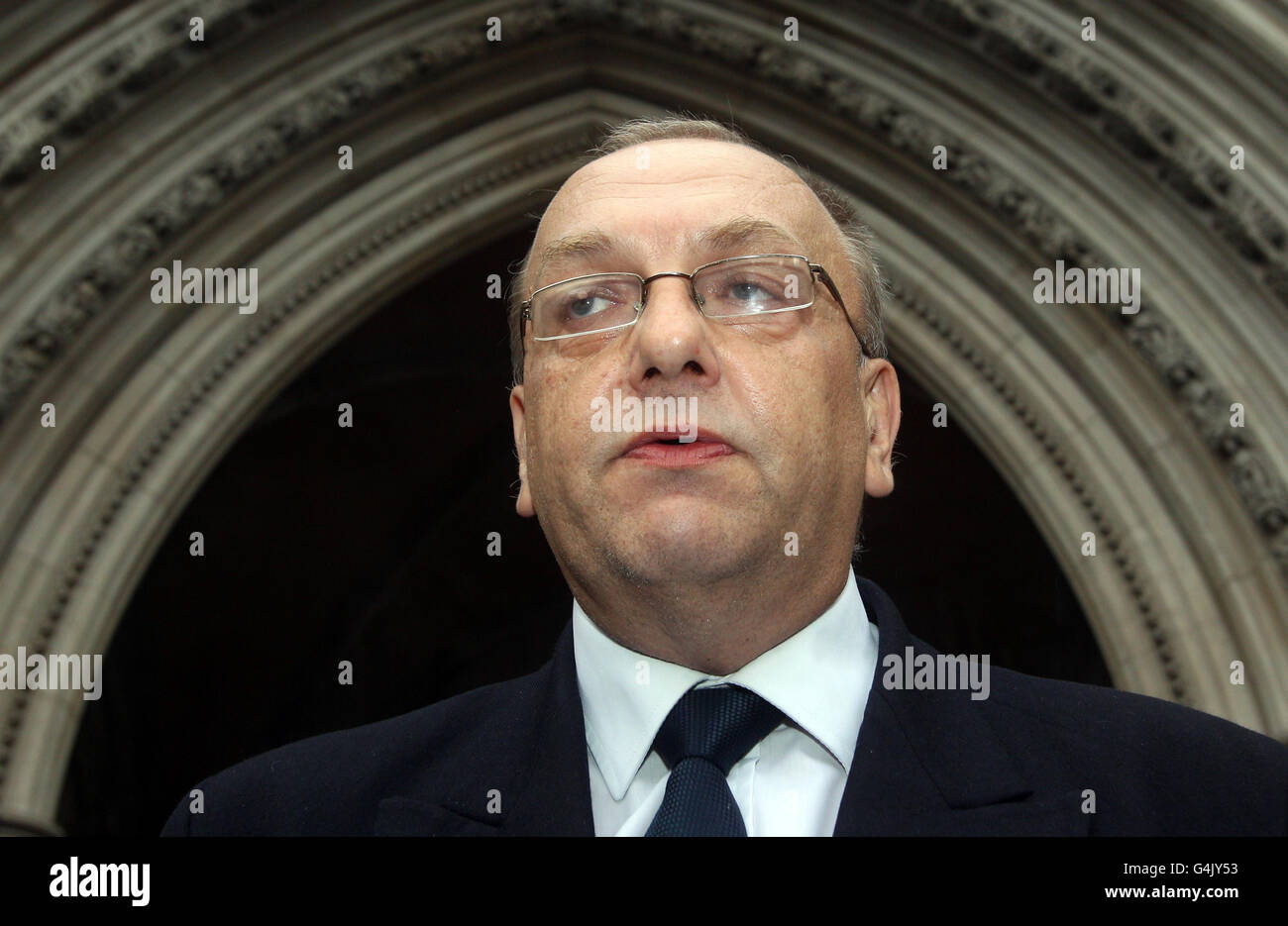 Vertreibung von Reisenden. Tony Ball, der Ratsvorsitzende von Basildon, spricht vor den Royal Courts of Justice in London mit den Medien. Stockfoto