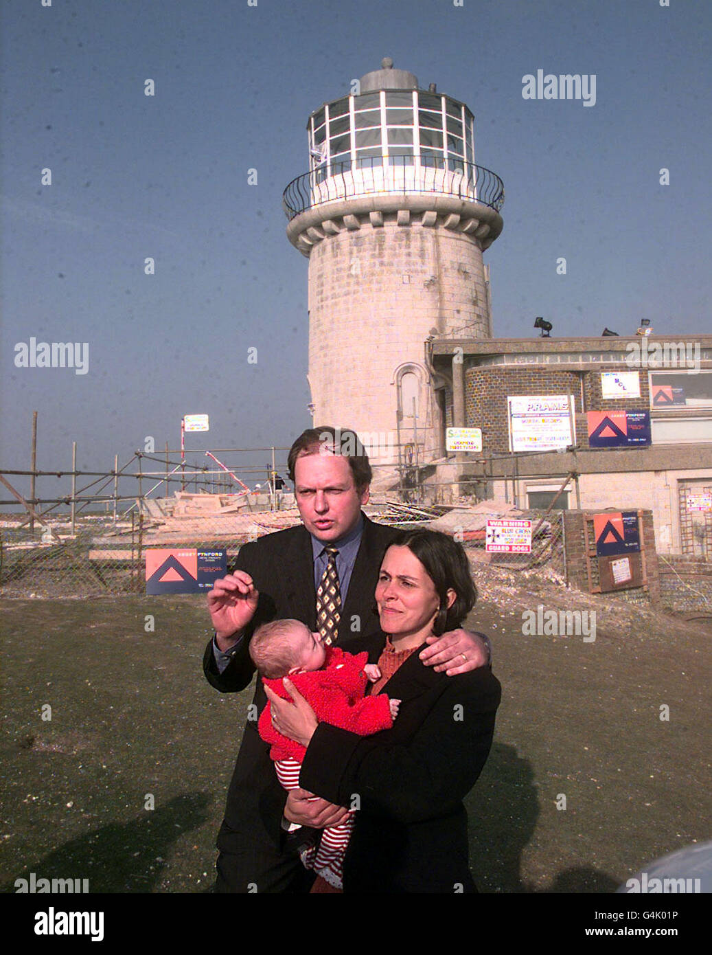 Mark und Louise Roberts & Baby Quinn, die neuen Besitzer des Leuchtturms Belle Tout in Beachy Head, East Sussex, der von einer bröckelnden Klippenkante entfernt werden soll. Der Leuchtturm aus Granit wird etwa 50 Meter weiter ins Landesinnere verlegt. * Es wird dann den gleichen Abstand vom Rand der 300 Fuß hohen Klippen haben, wie es 1832 war. Stockfoto