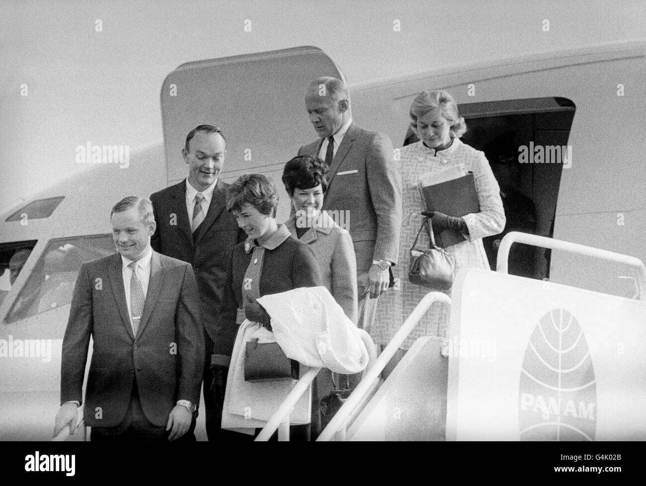 Die amerikanischen Mondlandeastronauten von Apollo 11 verlassen das Präsidentenflugzeug am Londoner Flughafen Heathrow bei ihrer Ankunft aus Berlin zu einem 24-stündigen Besuch in Großbritannien während ihrer 22-tägigen Weltreise aus 38 Nationen. Von links nach rechts: Neil Armstrong, Michael Collins und Edwin 'Buzz' Aldrin mit ihren Frauen Janet Pat und Joan. Stockfoto