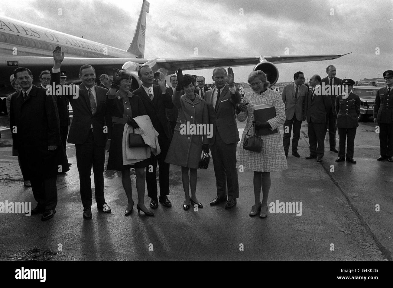 PA NEWS PHOTO 14/10/69 EINE BIBLIOTHEKSDATEI VON AMERICA'S S MONDLANDEASTRONAUTEN VON APOLLO 11, DIE DAS PRÄSIDENTENFLUGZEUG AM LONDONER FLUGHAFEN HEATHROW BEI IHRER ANKUNFT AUS BERLIN FÜR EINEN 24-STÜNDIGEN BESUCH IN GROSSBRITANNIEN WÄHREND IHRER 22-LÄNDER-WELTREISE MIT 38 TAGEN WELTREISE VERLASSEN HABEN. VON LINKS NACH RECHTS: NEIL ARMSTRONG, MICHAEL COLLINS UND EDWIN 'BUZZ' ALDRIN MIT IHREN FRAUEN JANET PAT UND JOAN Stockfoto