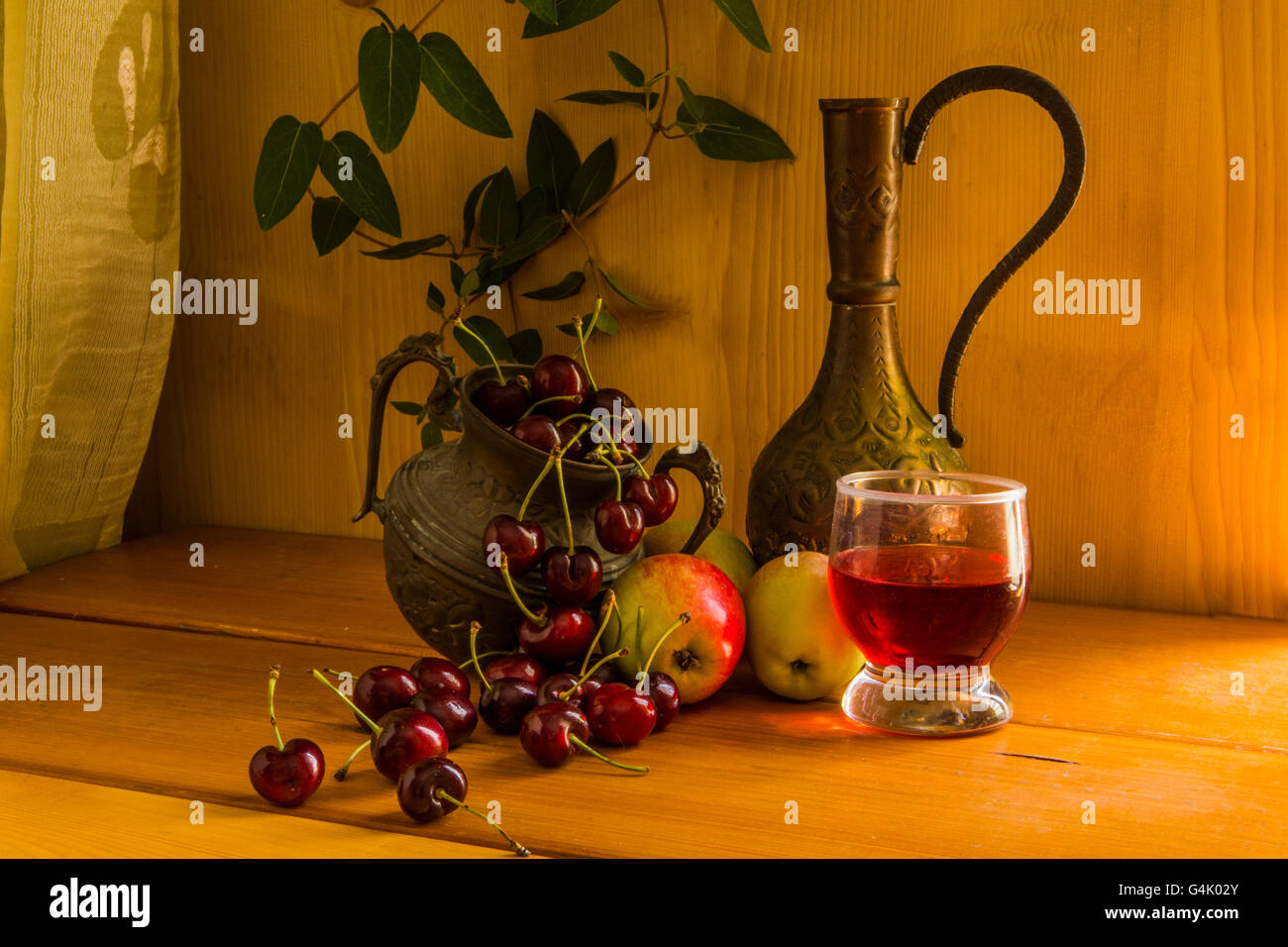 Still-Leben. Kirsche, Apfel und ein Glas und einen Krug Wein Stockfoto