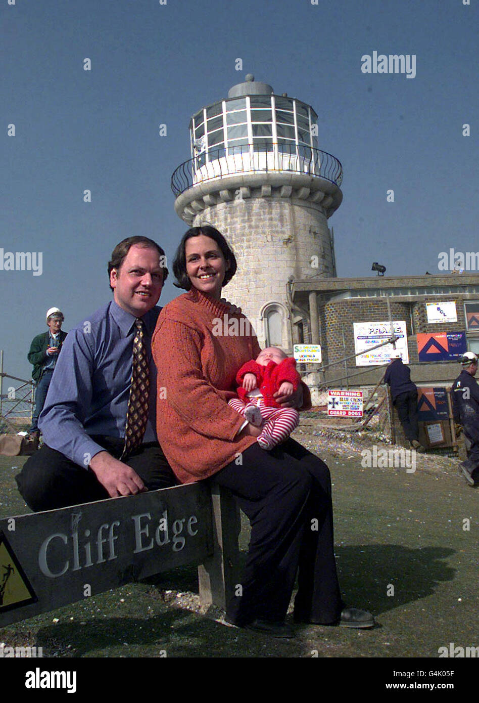 Mark und Louise Roberts mit ihrem Baby Quinn, den neuen Besitzern des Belle Tout Lighthouse in Beachy Head in East Sussex, der von einer bröckelnden Klippenkante entfernt wird. Stockfoto