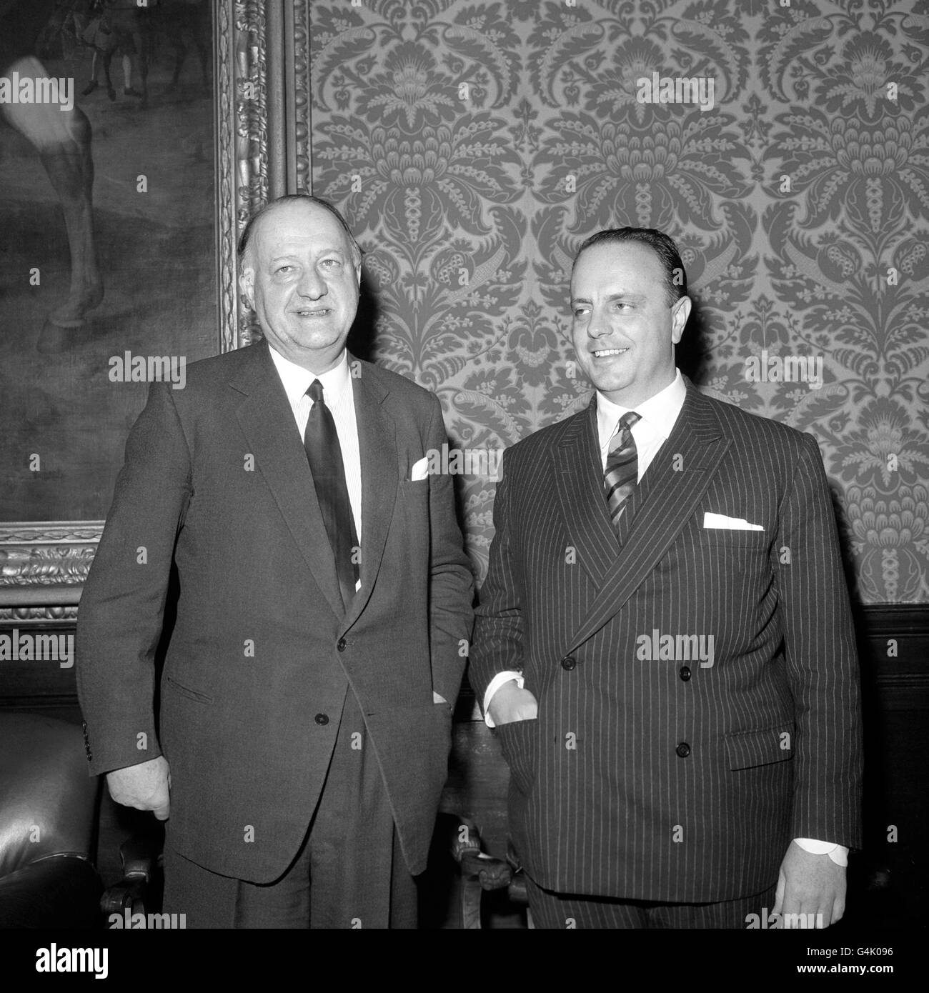 Senor Manuel Fraga Iribarne, der spanische Minister für Information und Tourismus (rechts), trifft den britischen Außenminister R.A.B Butler im Auswärtigen Amt in Whitehall. Stockfoto