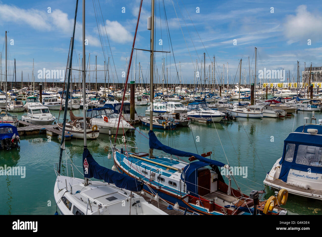 Brighton Marina an der Südküste von East Sussex England, England, ein ganzjähriger Yachthafen für alle Arten von Segelschiffen Stockfoto