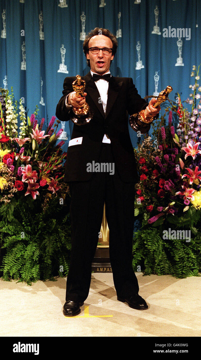 Der italienische Schauspieler Roberto Benigni mit seinen beiden Oscars bei den 71. Jährlichen Academy Awards. Für "Life is Beautiful" gewann er den besten Schauspieler und den besten ausländischen Film. Stockfoto