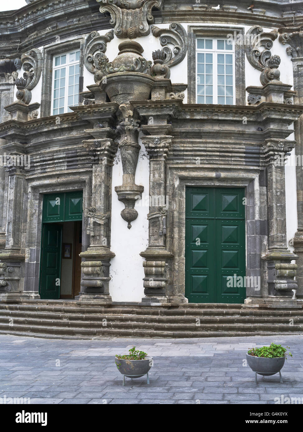 dh Ribeira Grande SAO MIGUEL ISLAND Azoren Kirche von Espirito Santo Heiligen Geistes Haustür außen Stockfoto