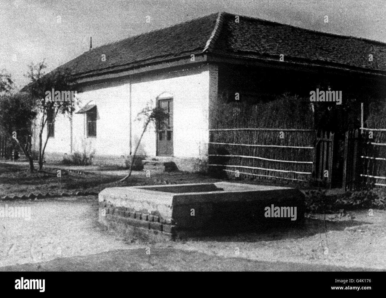 Eine Bibliotheksdatei, die das Haus des indischen politischen und religiösen Führers Gandhi zeigt, der sich an seinen religiösen Exerzitien (Ashram) in Indien anschloss. Stockfoto