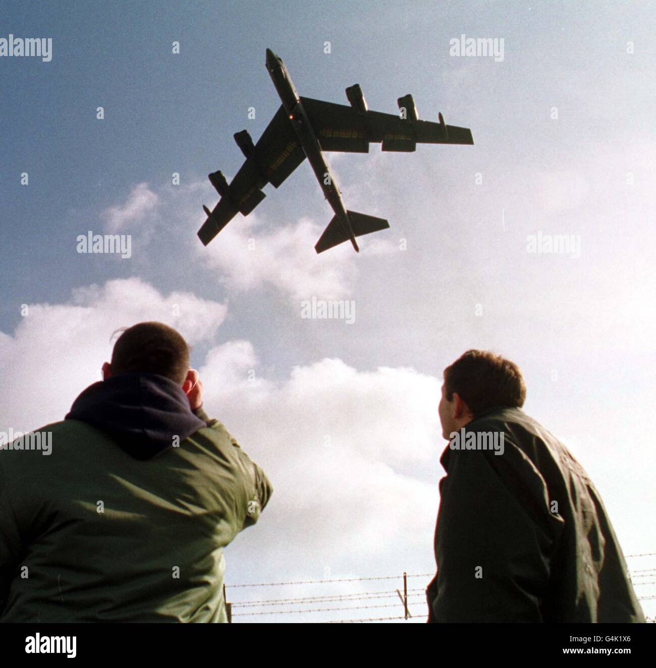 Zuschauer sehen sich an, wie ein amerikanischer B52-Bomber von RAF Fairford in Gloucestershire abhebt. Drei der Riesenflugzeuge, die an die 20. Bombenschwadron der Barksdale Airforce Base in Louisiana angeschlossen waren, verließen den Flugplatz, ein viertes bereitete sich auf den Start vor. * Kosovo. NATO. Stockfoto