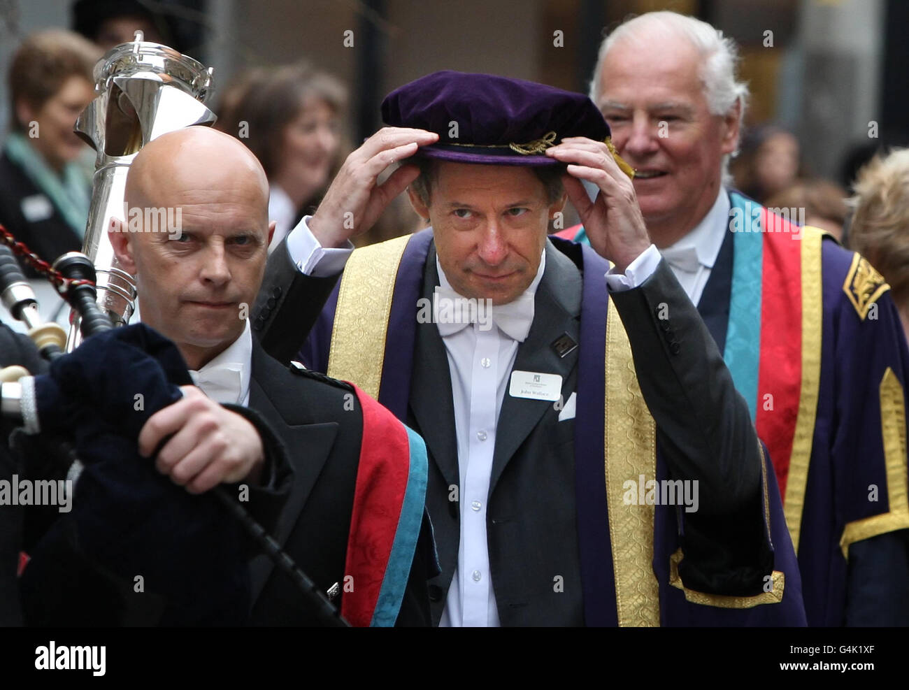 Mace-Träger John Bellingham (links), Chairman Lord Vallance (Mitte) und Principal John Wallace während einer akademischen Prozession durch Glasgow in Schottland, um das Ende der Royal Conservatoire of Scotland Namensänderung Feiern zu markieren. Stockfoto