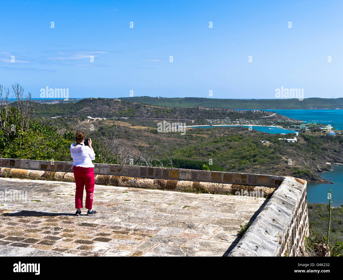 dh Shirley Heights ANTIGUA Karibik Frau touristischer Sicht Insel Küste anzeigen Stockfoto