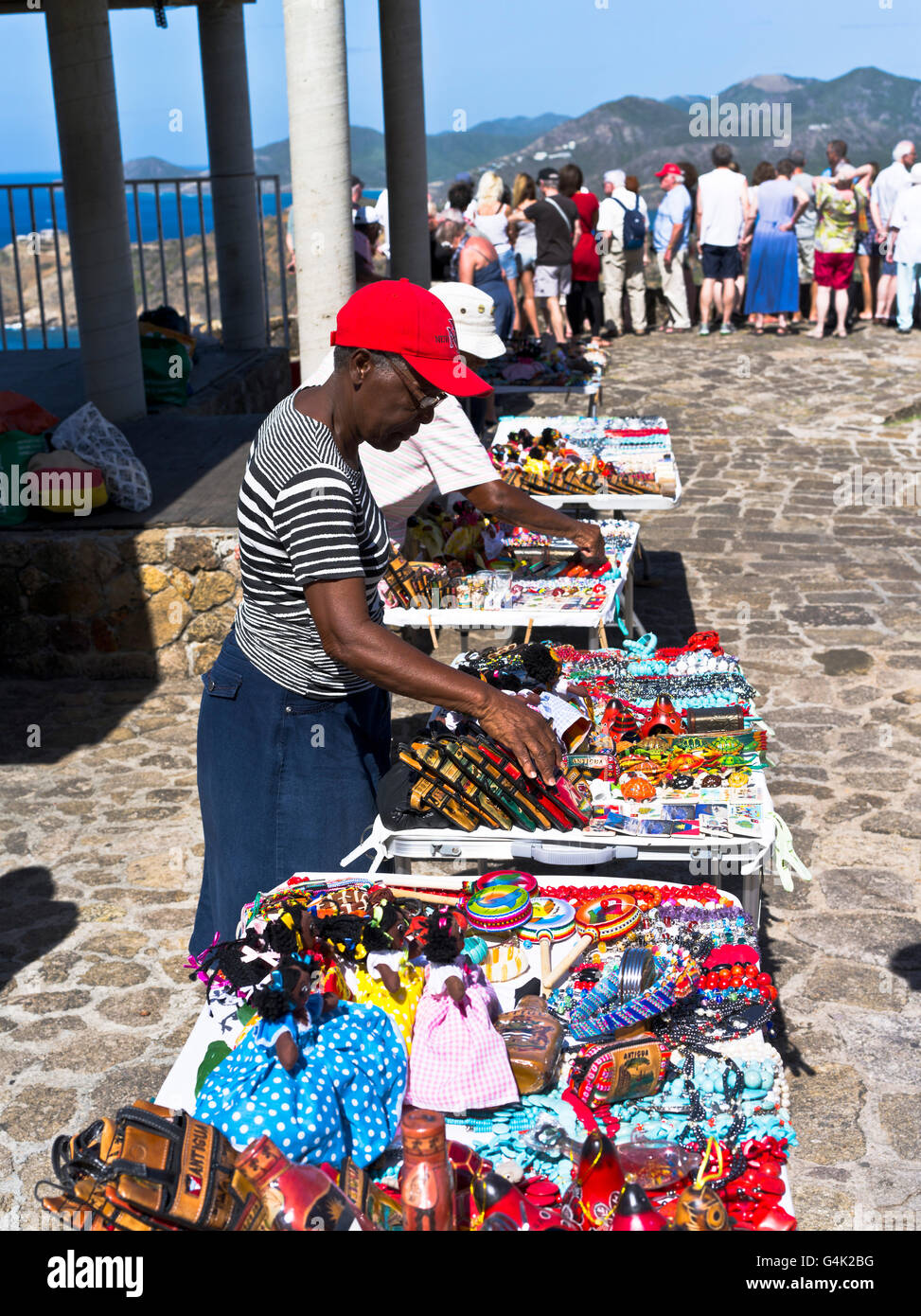 dh Shirley Heights West indies ANTIGUA CARIBBEAN Standhalter verkauft Tourist Souvenirs Aussichtspunkt Frauenmarkt Menschen Souvenir Urlaub Stockfoto