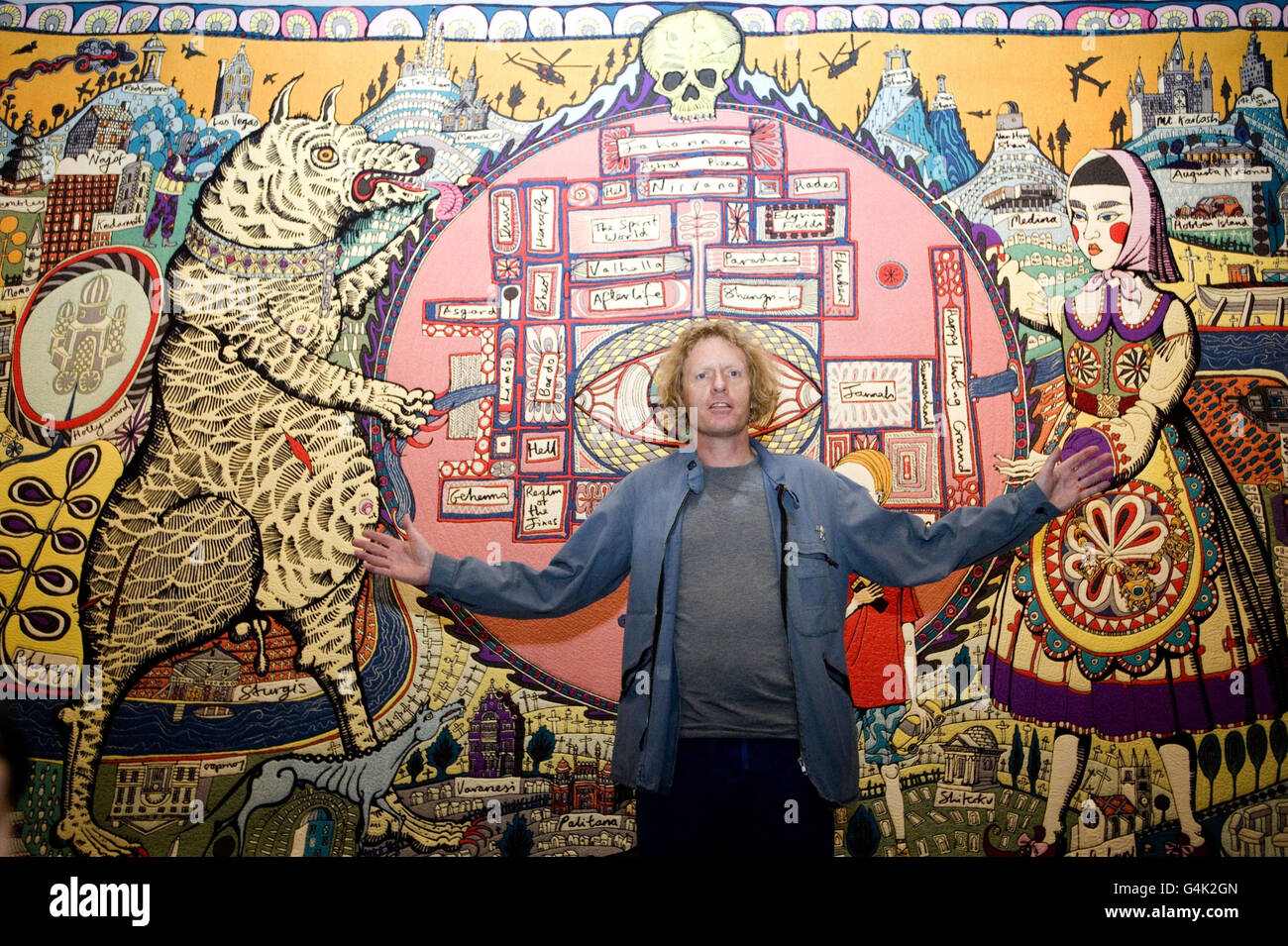 Der Künstler Grayson Perry posiert mit seinem Werk Map of Truth and Beliefs bei der Eröffnung seiner Ausstellung The Tomb of the Unknown Craftsman im British Museum in London. Stockfoto