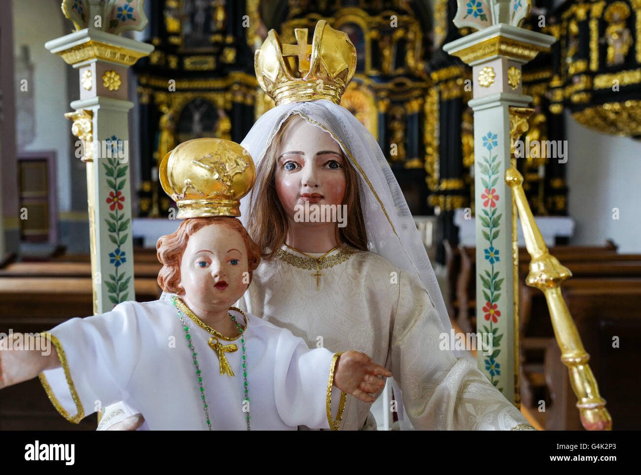 Eine bemalte Statue der Jungfrau Maria und das Jesuskind in der Kirche in Olimje Kloster, Slowenien Stockfoto