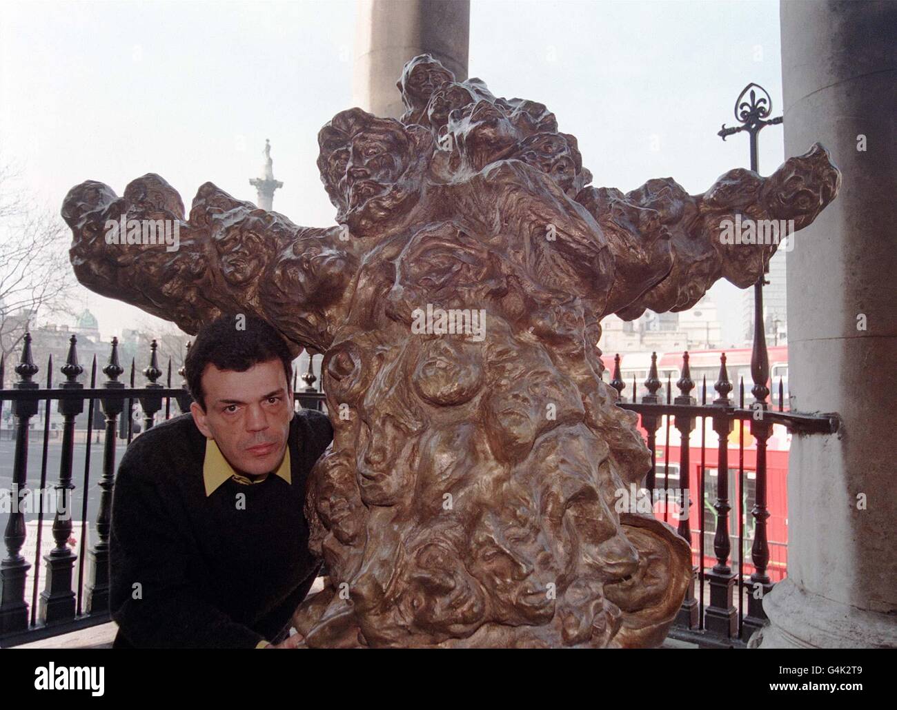 Der rumänische Künstler Dr. Doru Imbroane Marculescu' mit seiner Statue von Jesus Christus vor der St. Martin-in-Fields Kirche am Trafalgar Square in London, die im Mittelpunkt der Osterfeiern der Kirche stehen wird. Stockfoto