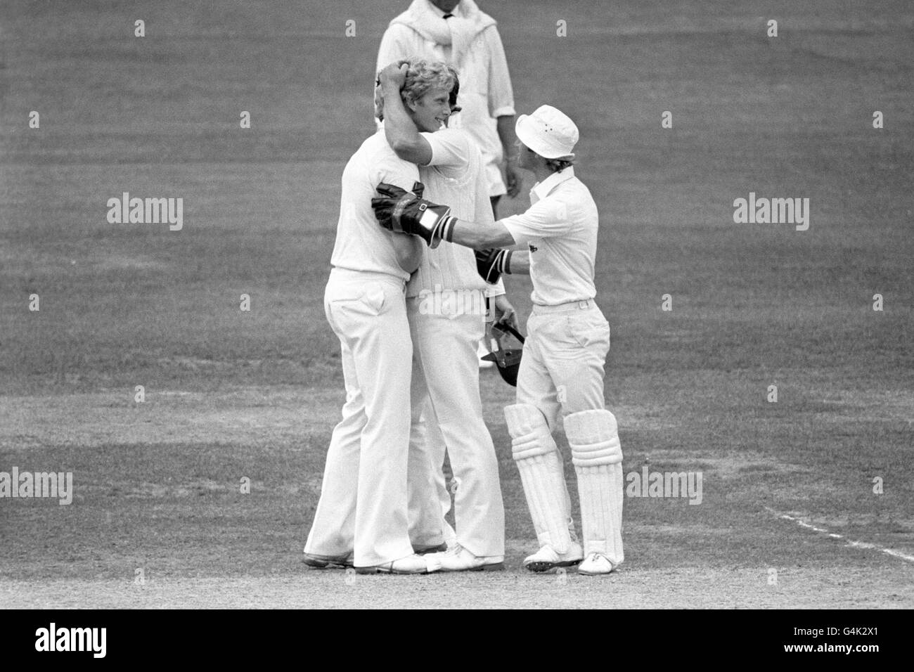 Cricket - zweites Testspiel - England gegen Australien - Dritter Tag - Lord's. Graham Dilley wird von Ian Botham und Robert Taylor (rechts) gratuliert, nachdem er Graham Yallop aus Australien für einen ausgeheckt hat. Stockfoto