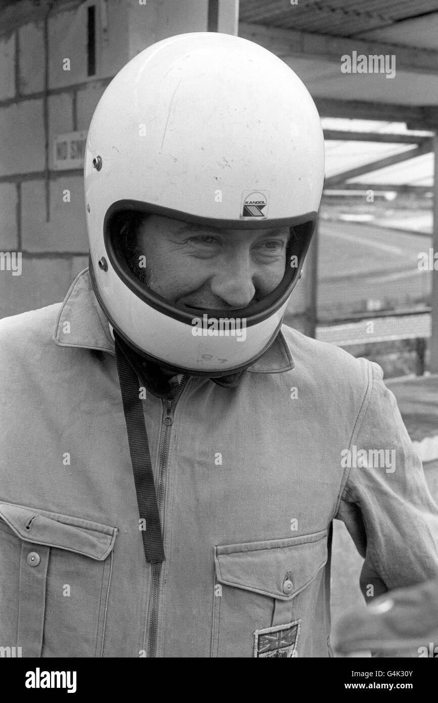 David Frost auf der Brands Hatch-Rennstrecke, beim Training für sein erstes Motorrennen. Er soll sich beim Evening News Showbiz Challenge Race, einem Charity Event während des John Player Grand Prix Meetings, gegen andere Fernseh- und Radiopersönlichkeiten messen. Die Prominenten fahren identische Shellsport Mexico Limousine Autos. Stockfoto