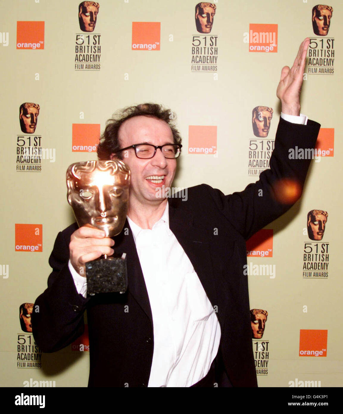 Der italienische Schauspieler und Regisseur Roberto Benigni erhält seinen Preis für den besten Schauspieler im Leben ist schön bei den 51. BAFTA Film Awards im Business Design Centre in London. Stockfoto