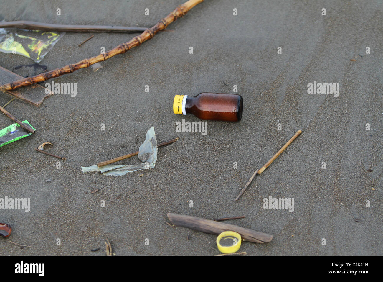 Müll am Strand Loji Sukabumi, West-Java, Indonesien. Stockfoto