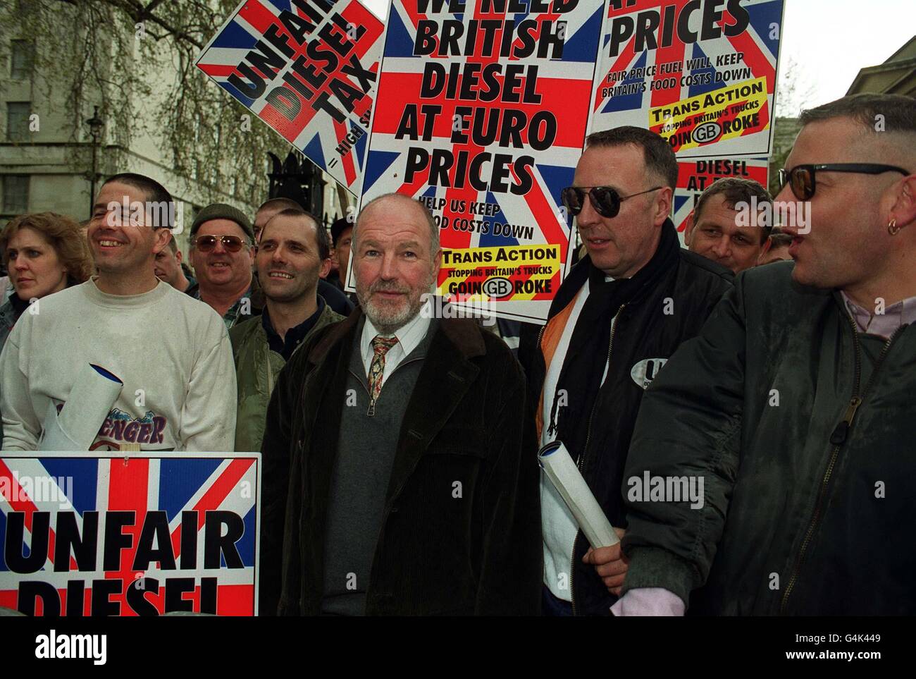 Repressenties of Trans-Action, während Demonstrationen in Whitehall in London als Teil ihres Protests über die Preise für Dieselkraftstoff in Großbritannien. Andere Proteste fanden in anderen größeren Städten des Landes statt. Stockfoto