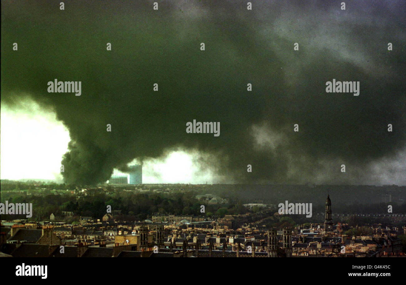 Eine schwarze Rauchwolke überzieht das Stadtzentrum von Edinburgh, nachdem ein mutmaßlicher elektrischer Fehler bei VA Tech, Peebles Transformers Limited, in Pilton einen Brand ausgelöst hat. Stockfoto