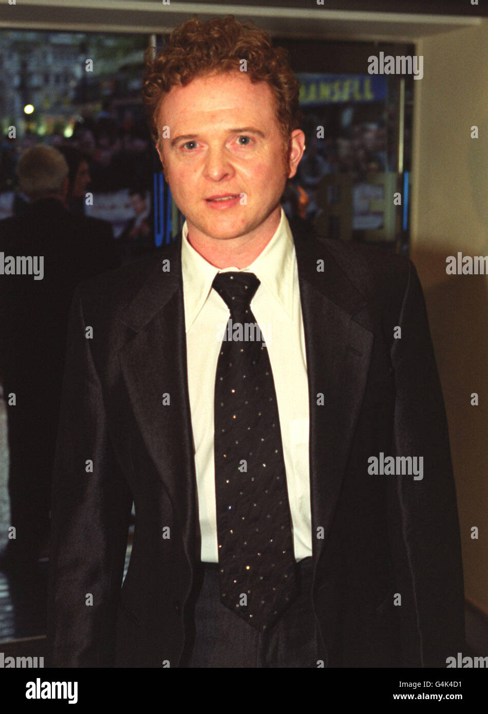 Leadsänger mit der Band Simply Red Mick Hutknall im Odeon am Londoner Leicester Square, zur Premiere des Films "ein idealer Ehemann". Stockfoto