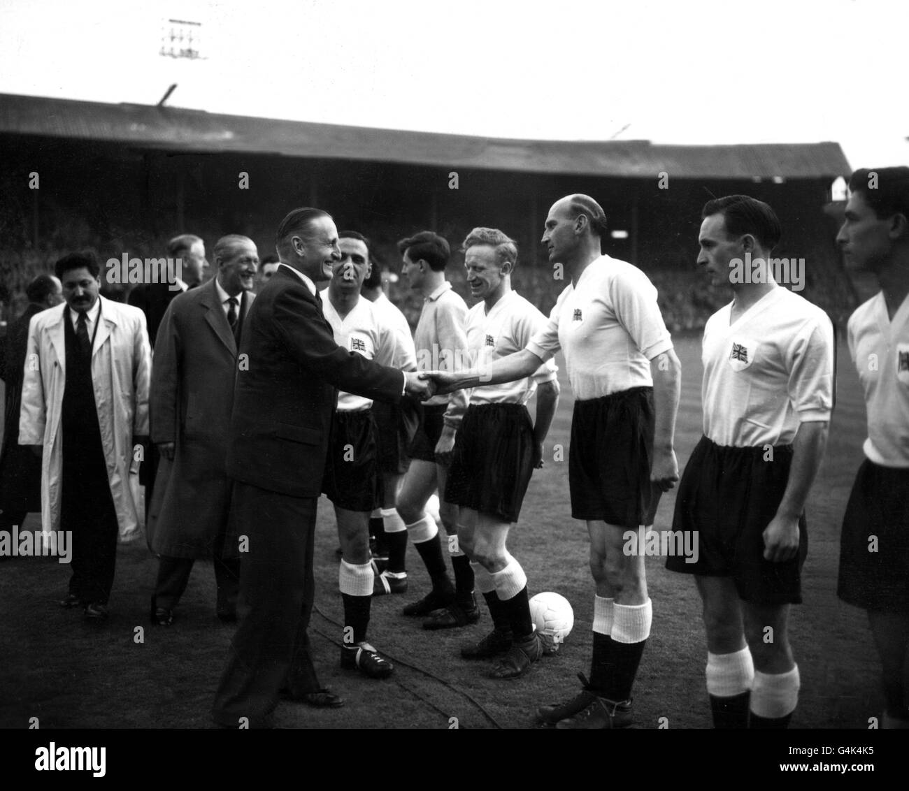 Lord Burghley, der ehemalige Olympiasieger, trifft vor dem Qualifikationsspiel der Olympischen Spiele gegen Bulgarien im Empire Stadium in Wembley mit dem Veteranen Bob Hardisty (Bishop Auckland) auf das britische Team. Das britische Team kämpfte galoppierend bis zu einem Unentschieden von 3-3, scheiterte aber bei ihrem Versuch, sich zu qualifizieren. Stockfoto