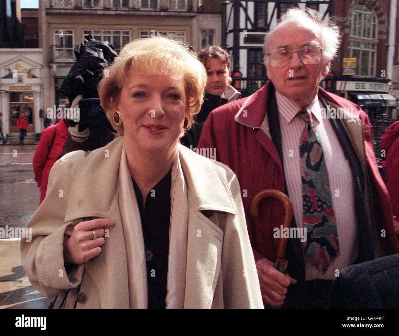 Die ehemalige Newark-Abgeordnete Fiona Jones und ihr Wahlagent des Whicher kommen am Londoner High Court an, um gegen ihre Verurteilung wegen Wahlkostenbetrugs Berufung einzulegen. Jones gewinnt ihren Appell (15/04/99). Stockfoto