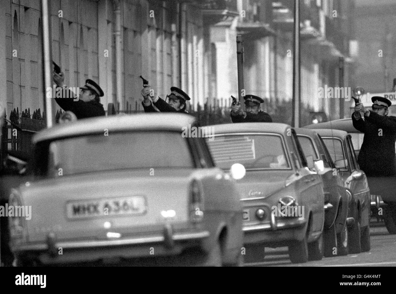 Bewaffnete Polizisten belagerten ein Haus in der Balcombe Street, London, wo vier IRA-Terroristen ein Paar mittleren Alters als Geisel nehmen. Stockfoto