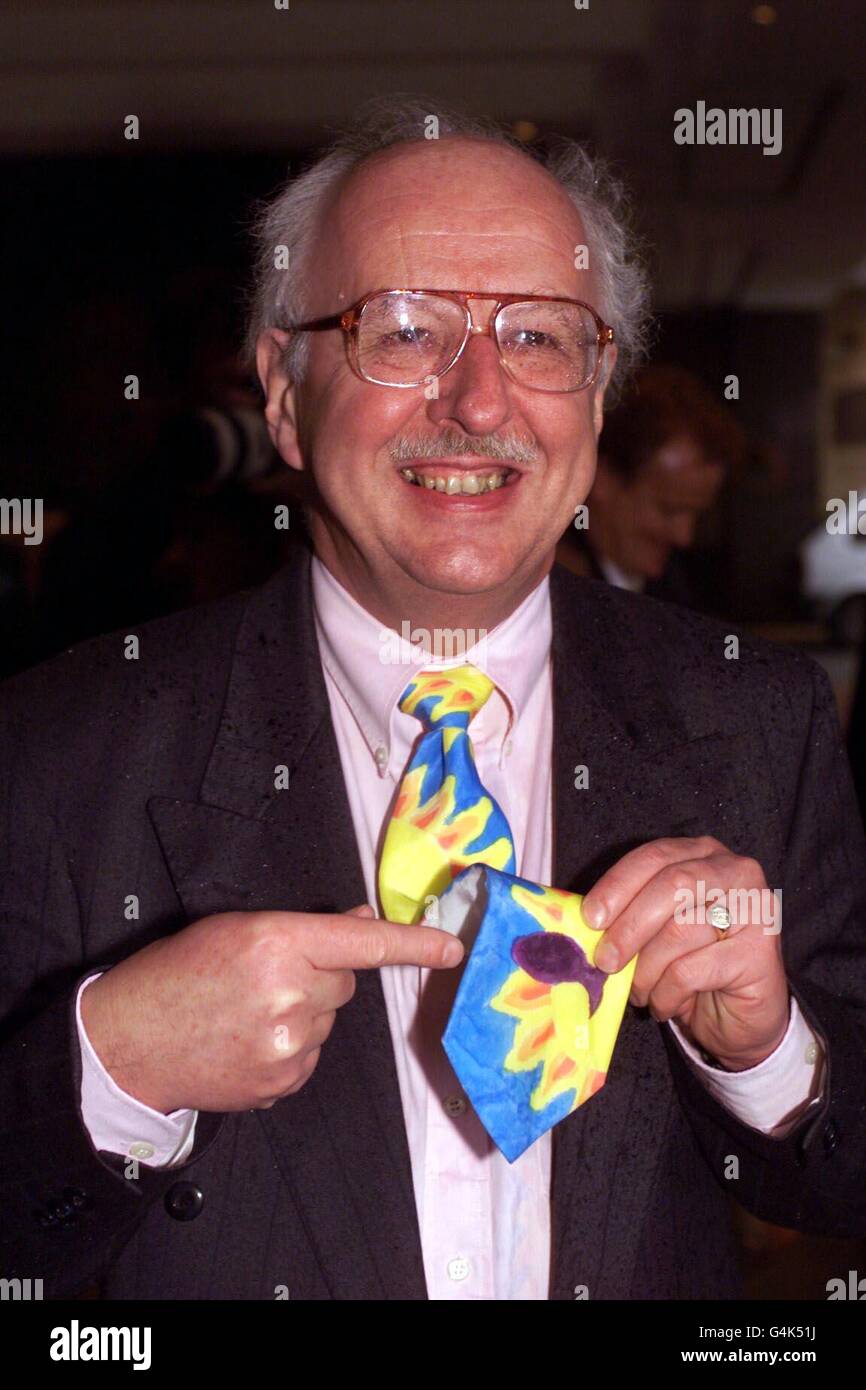 TV-Wettermann Michael Fish gehörte zu denen, die Auszeichnungen als die besten Krawatten des Landes gesammelt. Bei einem Empfang in London erhielt er von der British Guild of Tie Makers seinen Top of the Knots Award - eine goldene Krawatte. 12/06/04: Michael Fish wurde in der Queen's Birthday Honors List mit einem MBE (Member of the Order of the British Empire) ausgezeichnet. Stockfoto