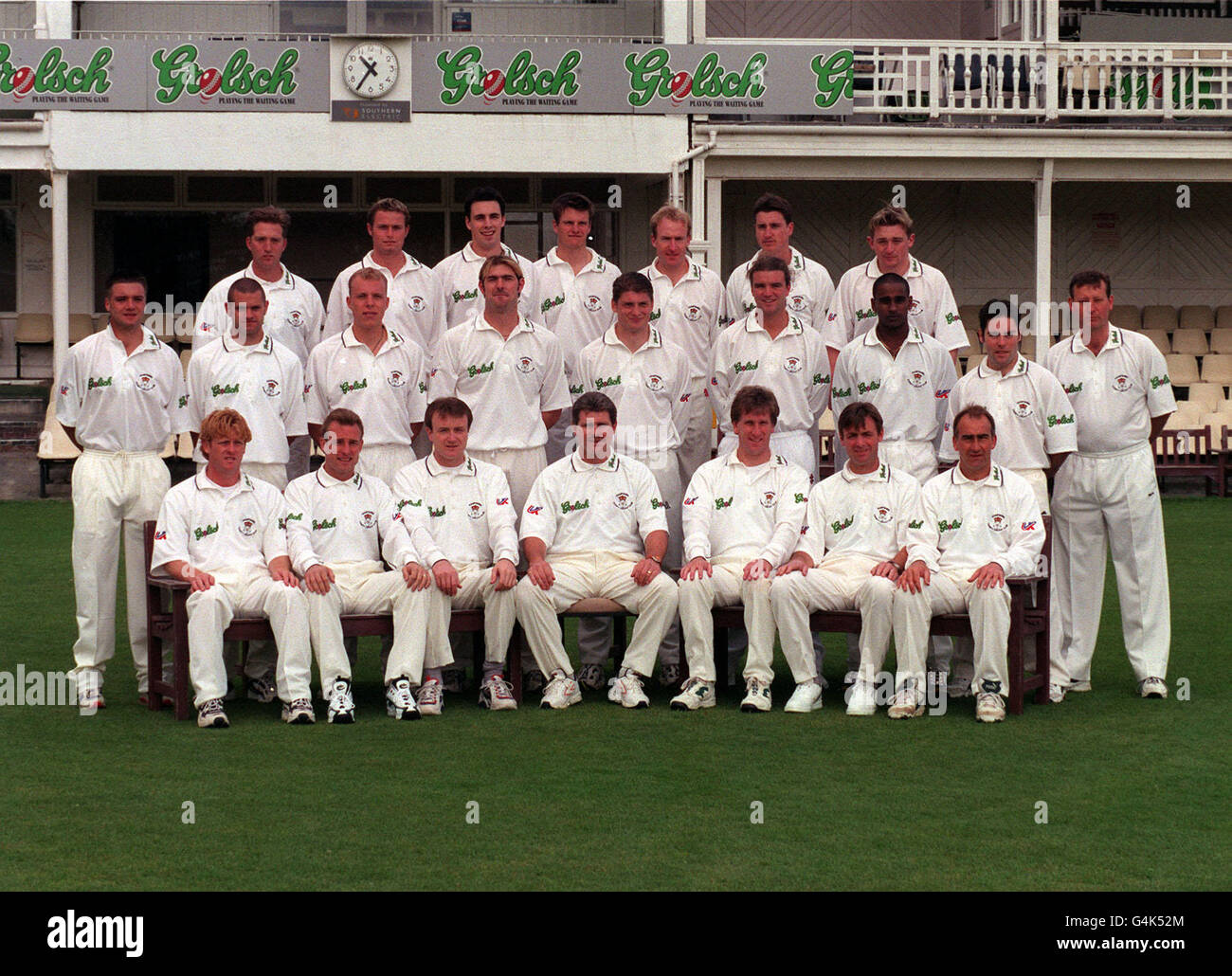 Das 1999 Hampshire County Cricket Team. * Back Row: (l-r) Matt Keech, James Hamblin, Simon Francis, Hugo Loudon, will Kendall, Giles White, Darick Kenway. Middle Row: (l-r) Zac Morris, Steve Lugsden, Thomas Hansen, Lee Savident, Simon Renshaw, Alex Morris, Dimi Mascarenhas, Mark Garaway, Tim Tremlett (Coach). Vordere Reihe: (l-r) Jason Laney, Adi Aymes, Shaun Udal, Robin Smith, Kevan James, John Stephenson, Peter Hartley. Stockfoto Das 1999 Hampshire County Cricket Team. * Back Row: (l-r) Matt Keech, James Hamblin, Simon Francis, Hugo Loudon, will Kendall, Giles White, Darick Kenway. Middle Row: (l-r) Zac Morris, Steve Lugsden, Thomas Hansen, Lee Savident, Simon Renshaw, Alex Morris, Dimi Mascarenhas, Mark Garaway, Tim Tremlett (Coach). Vordere Reihe: (l-r) Jason Laney, Adi Aymes, Shaun Udal, Robin Smith, Kevan James, John Stephenson, Peter Hartley. Stockfoto