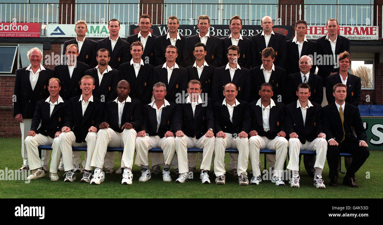 Mitglieder des Derbyshire County Cricket Club tragen ihre Jacken, 1999 Reihen sich an. * Obere Reihe L-R: R Weston, I Blackwell, S Stubbings, T Tweats, V Clarke, T Smith, S Titchard, M Deane, A Woolley Middle Row L-R: J D Brown (Senior Coach), S Lacey, M May, B Spendlove, G Roberts, M Cassar, S Griffiths, P Aldred, S Tacey (Scorer), A Brentnall (Physio) Bottom Row L-R: A Brown (2nd XI Coach), K Dean, A Rollins, C Wells (Manager), D Cork (Kapitän), K Krikken (Vizekapitän), P DeFreitas, A Harris, J Smedley (Sekretär) Stockfoto