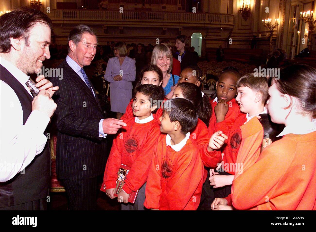 Der Prinz von Wales und der russische Dirigent Valery Gregiev (L) sprechen mit den Schülern der Winton-Grundschule, Kings Cross, nachdem sie im Thronsaal des Buckingham Palace eine Vorführung klassischer Musik und Ballett gesehen hatten. * das London Philharmonia Orchestra und das Kirov Ballet werden beim Konzert für den Prinzen auftreten und Gäste einladen, um Gelder für die Kompanien zu sammeln. Stockfoto