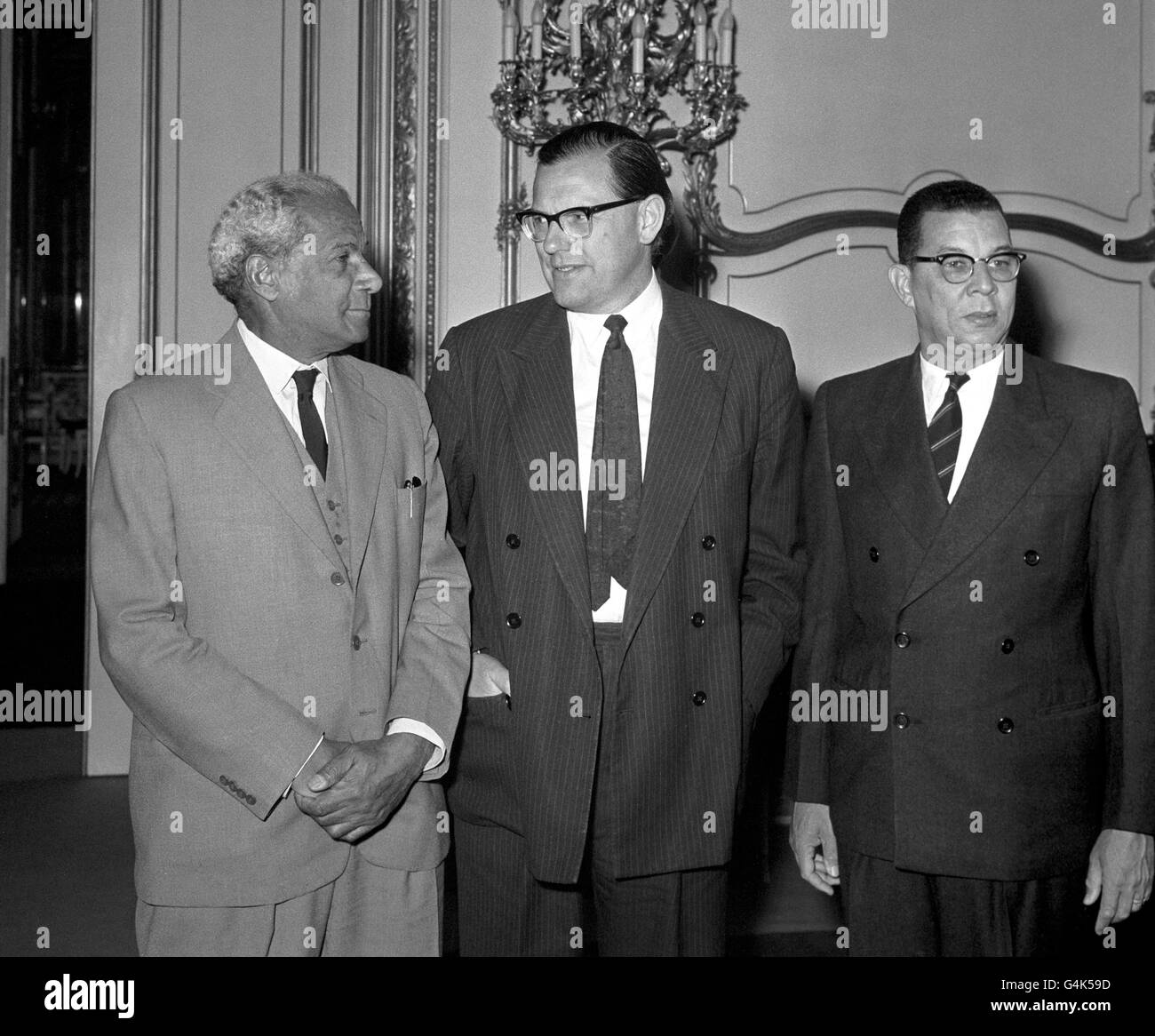 Reginald Maudling, Colonial Secretary, Mitte, mit Norman Manley, Premierminister von Jamaika, links, und Donald Sangster, stellvertretender Führer der Opposition in Jamaika, bei der Eröffnung der Jamaika-Verfassungskonferenz in London. Stockfoto