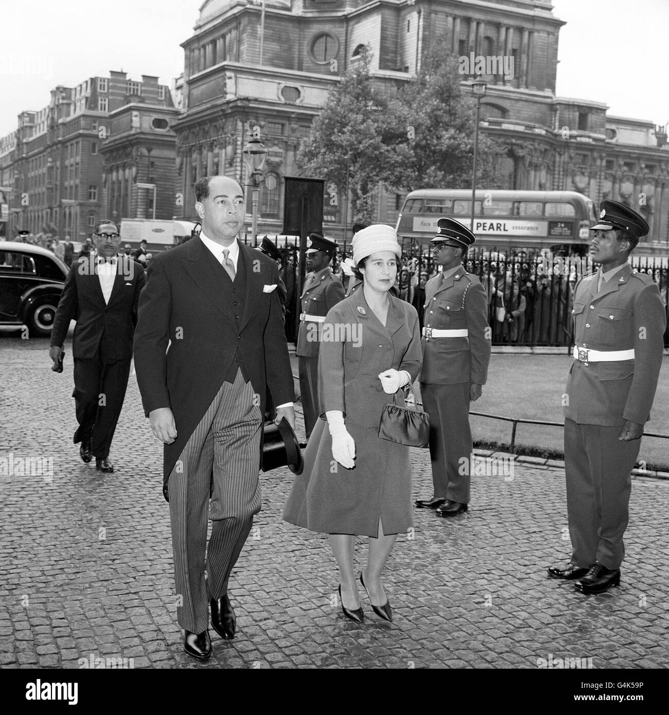 Herr I.S. de Souza, der jamaikanische Leiter der Mission, und seine Frau, die in Westminster Abbey zu einem Gottesdienst anreist, um die Erlangung der Unabhängigkeit Jamaikas zu markieren. Stockfoto